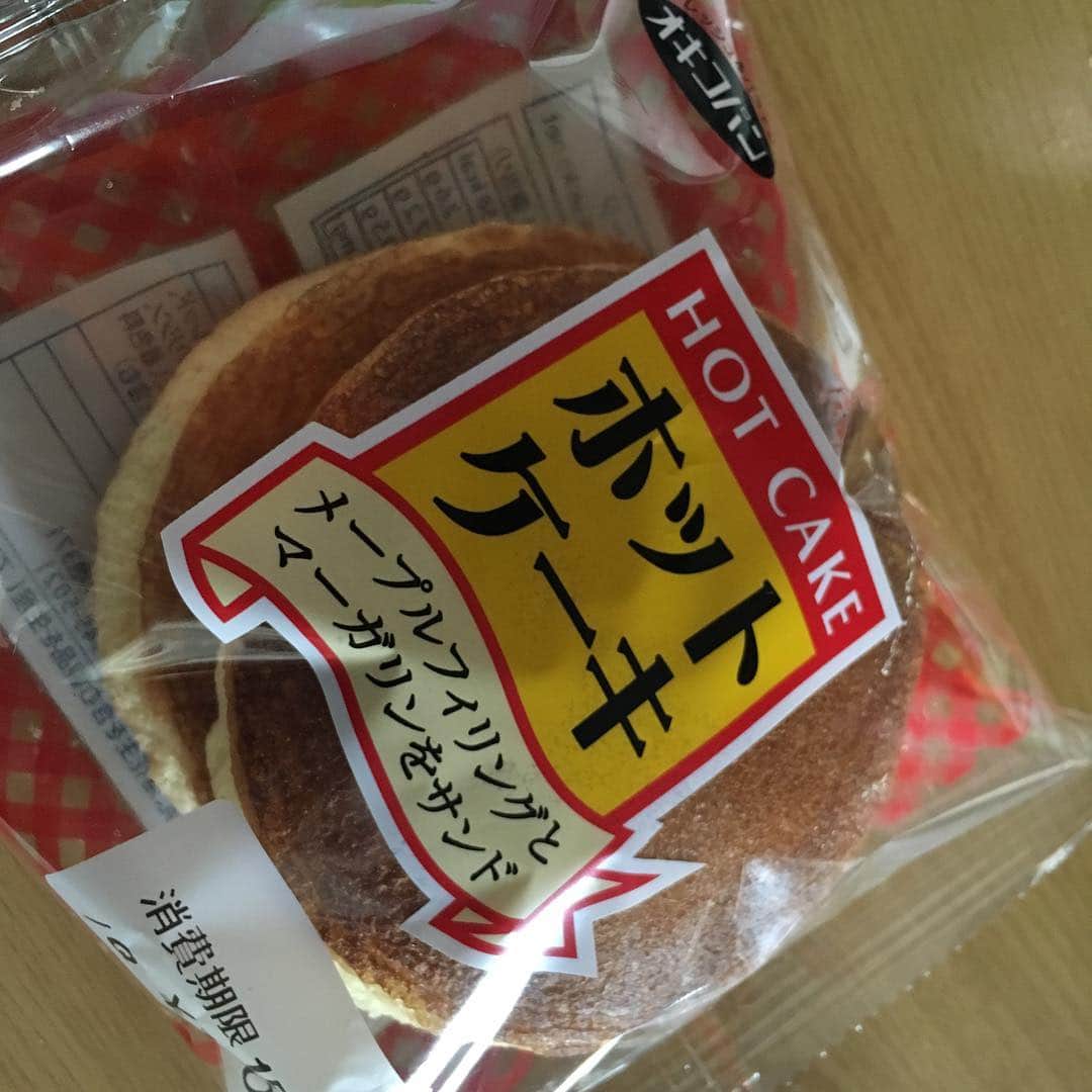大久保藍子のインスタグラム：「オキコパン ホットケーキ 沖縄で買った〜(*^^*) #ホットケーキ #パンケーキ」