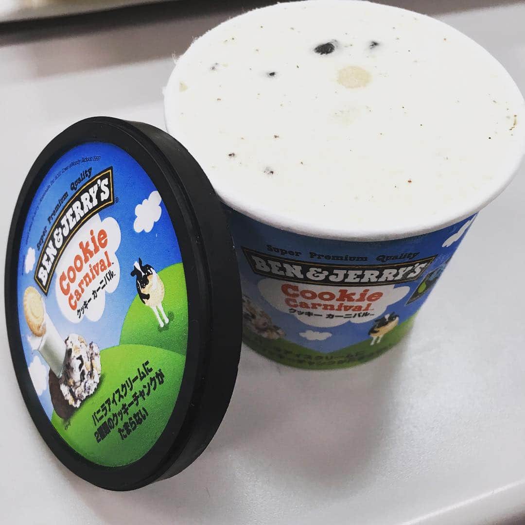 関西girl's style exp.のインスタグラム：「冬の室内で食べるアイスは格別ですね🍨💞 こちらは世界で人気のアイスクリームBEN&JERRY'S🍨🍪💞 関西でも春から展開されるそうです✨ 写真のクッキーカーニバルはバニラの濃厚さとチャンククッキーがゴロゴロ入っていて最後までペロリ😋 他にもチョコレートや、バナナフレーバー、チェリーとチョコレートなど💞 かなり！ すっごく！ オススメです☝🏻️✨❣（笑） #BENandJERRYS #ベンアンドジェリーズ #アイスクリーム #icecream #food #濃厚バニラ #チャンククッキー #美味しい！」
