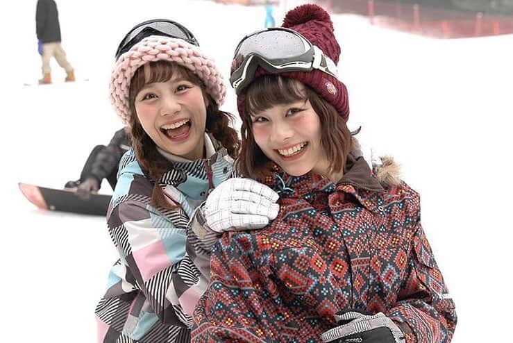 関西girl's style exp.のインスタグラム：「ゲレンデとFumiAmiちゃん＝☃️💞👍🏻 関西のみなさん、今年は雪がすくなくってスノボーやスキーを諦めたって方もいるのでは？😿 でもでも韓国でも？！スノボやスキーを楽しめちゃうって知ってた？？ ・ スキーのためだけに国内旅行に費やすのってちょっと…そんな方は観光もスキーも楽しめる韓国でよくばり旅行をアップデートしてみては？💞 #カジトリ #THEカジトリ #FumiAmi #スキー #スノボー #ウィンタースポーツ #関西ガールズスタイル #双子モデル ・ ・ #詳しくはカジトリへ！！ @thecasualtrip ←クリック🏃🛩💞」
