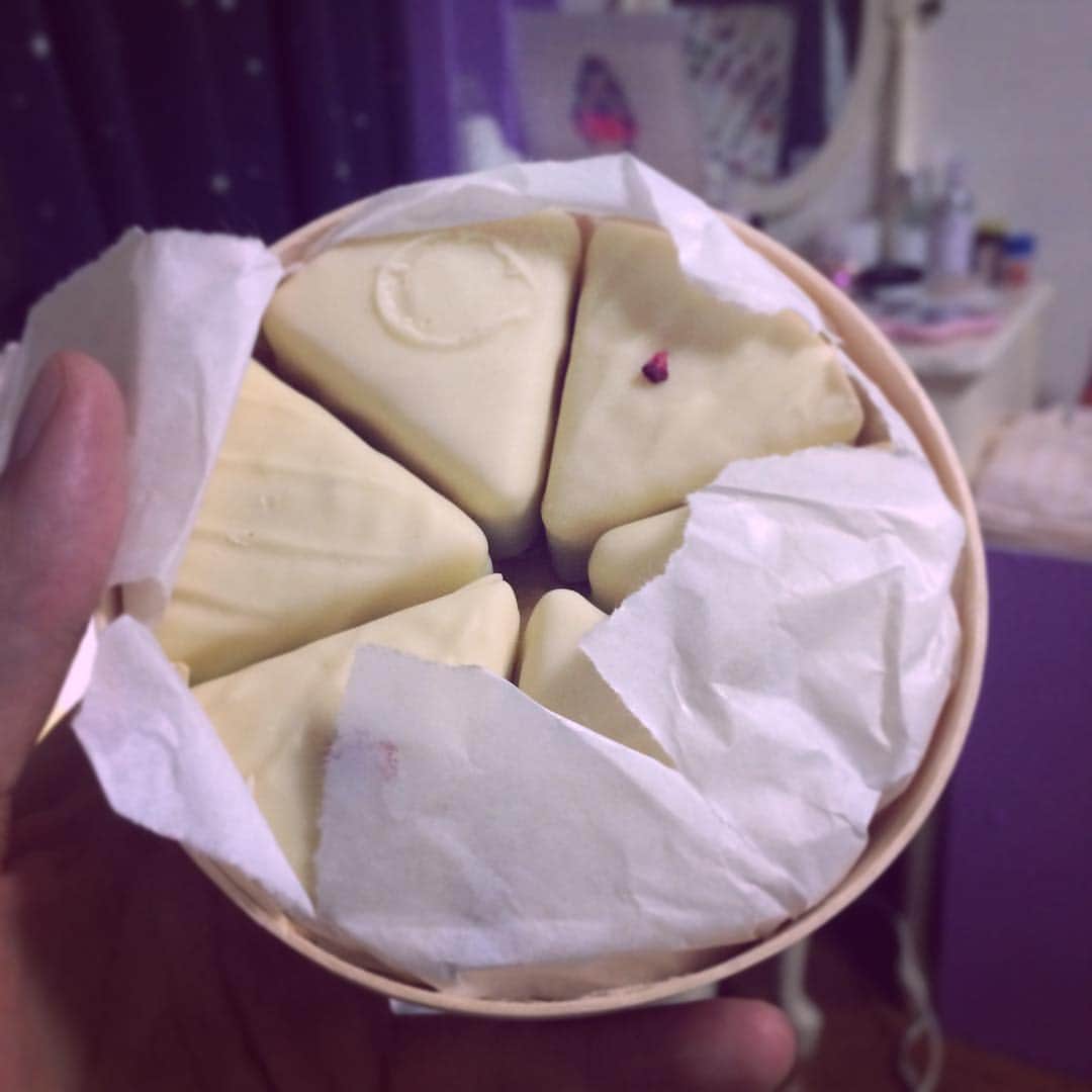 水野しずのインスタグラム：「カマンベールチーズ入りのチョコレートを買った😍これはじぶんでたべる用😇凹んだときはクスリとかより高いチョコレート買ってきて食べるとよく効く😇🌙🌙🌙」
