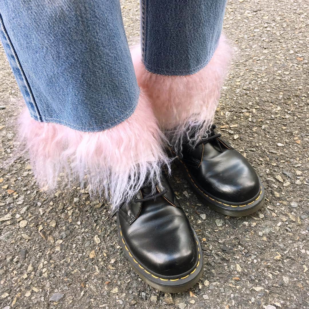 関西girl's style exp.のインスタグラム：「スナップさせていただいたお洒落さんのデニムがかわいすぎたので#足元スナップ させてもらいました🕊💗#デニムxピンク のコーデが最近とっても気になります！！ #デニムxピンク ←こんなタグあったら見てみたいですね🤔💭春先の街のファッションが楽しみですっ💕 #デニムコーデ #足元クラブ #関西ガールズスタイル #ファッションスナップ #ootd #古着ファッション #古着ミックス #大阪 #osaka #instafashion」