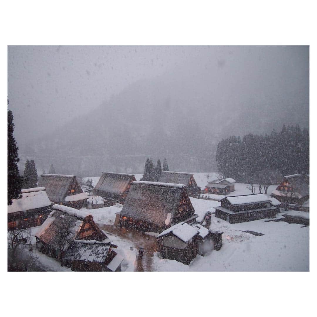 有村実樹さんのインスタグラム写真 - (有村実樹Instagram)「写真とは関係ないですが、、、 巻き髪の動画のコテは、26mmのヴィダルサスーンのコテですよ😊  #gokayama #五箇山 #世界遺産 #合掌造り #theworldheritage #雪国  #snow #雪」2月11日 1時42分 - arimura_miki