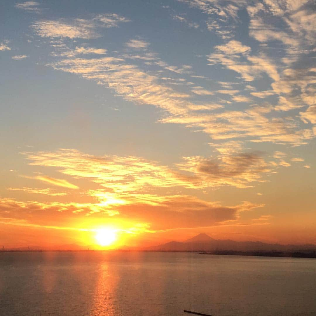 長澤ゆきのインスタグラム：「いつかの夕焼け🌇. #夕陽 #sunset #幕張」