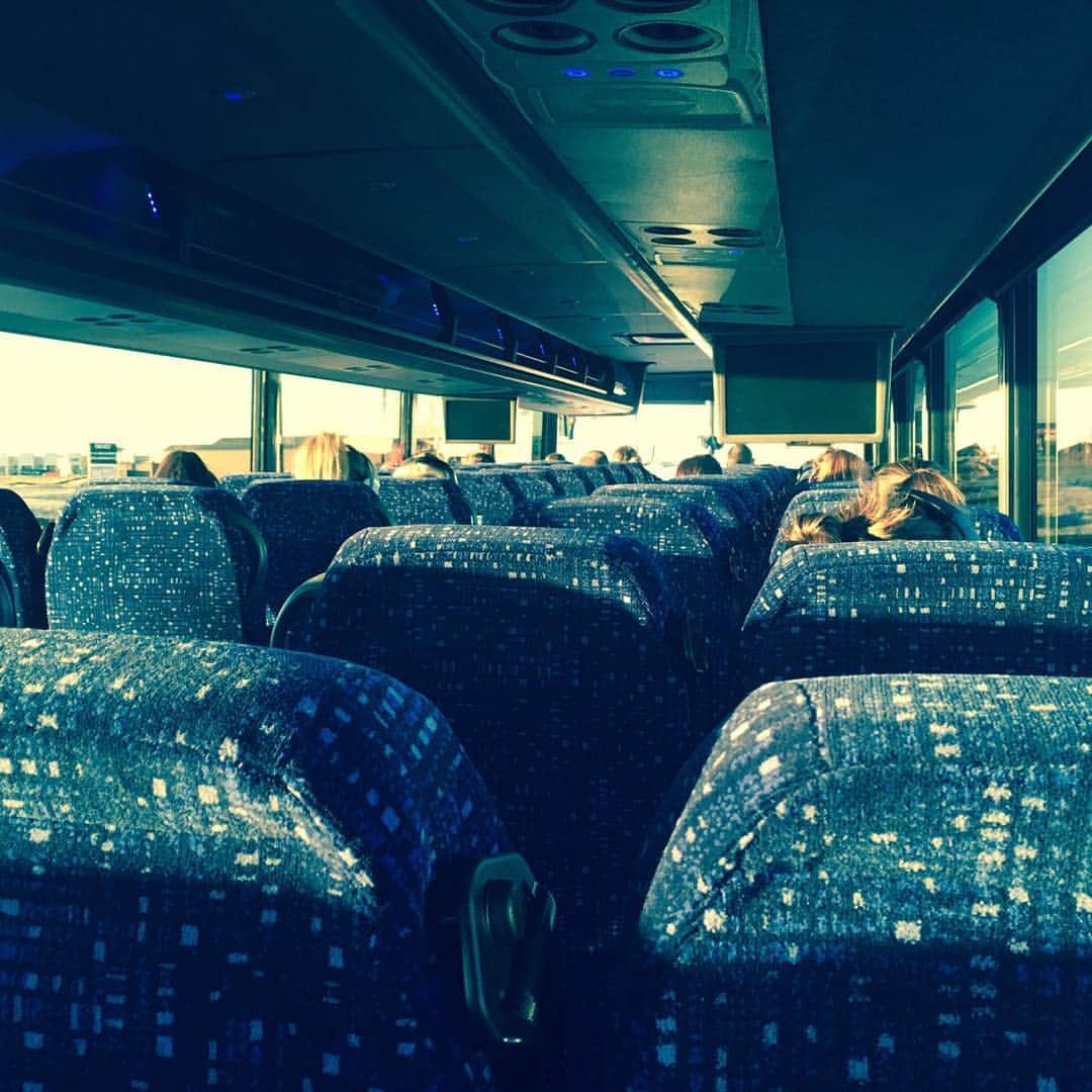 ホープ・ソロさんのインスタグラム写真 - (ホープ・ソロInstagram)「Just not the same without this seat filled... @sydneyleroux, we miss having you with us at the back of the bus!」2月11日 8時57分 - hopesolo