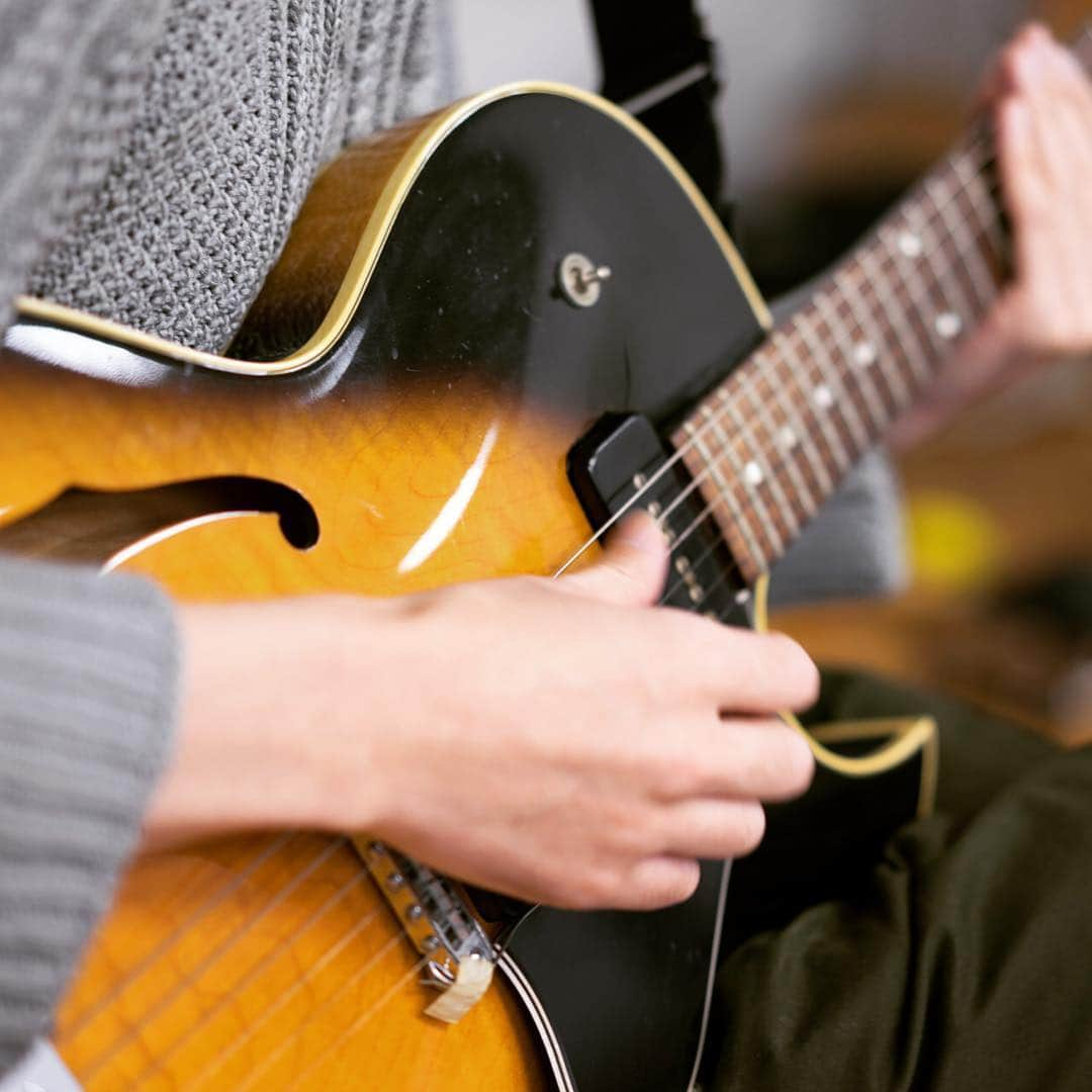 euphoriaのインスタグラム：「今日はギブソンのセミアコ森川。 Hiro playing his Gibson ES-135. #euphoriajp」