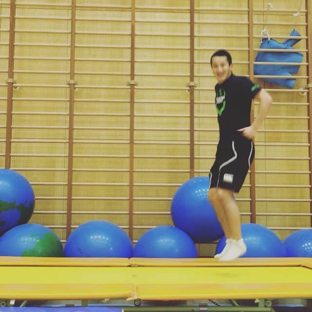 本村直樹のインスタグラム：「トランポリンNG集 take1 足ビョーンなった。」