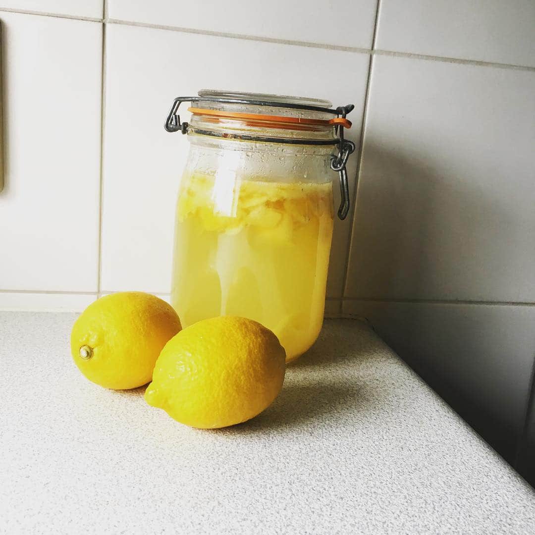 志摩有子さんのインスタグラム写真 - (志摩有子Instagram)「残り少なくなってきた大分森崎農園の無農薬レモンを思い切って10個使った旦那さま作のレモンチェッロ🍋。レシピ指南はケ・パッキアのサービス担当小田氏にお願いした。レモン果汁入りのフレッシュなレモンチェッロは週末には飲めるとのこと。楽しみ♪ #レモン #レモンチェッロ #自家製レモンチェッロ #大分 #森崎農園 #無農薬レモン」2月12日 11時03分 - ariko418