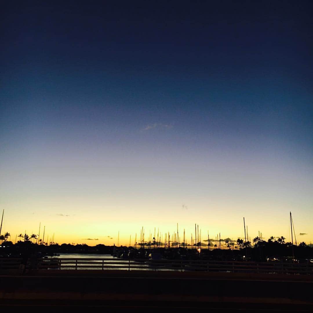 工藤まやさんのインスタグラム写真 - (工藤まやInstagram)「The Time Between Day and Night🌛 昼と夜のスキマ #ハワイ #twilight #aftersunset #sky #harbor #beautiful #instamood」2月12日 20時44分 - mayahawaii325