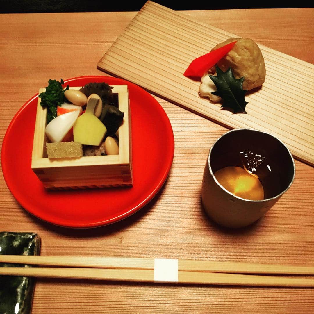志摩有子さんのインスタグラム写真 - (志摩有子Instagram)「2月の献立は節分。八寸は可愛らしい豆升に。柊に鰯にお稲荷さん。自分では絶対に作れない完成度の高いお料理をただただ堪能する贅沢。幸せ♡ #湯河原 #定宿 #如月 #八寸 #来月はお雛様 #食べたらバタンキュー」2月12日 23時06分 - ariko418