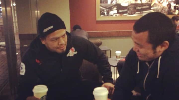 山中亮平のインスタグラム：「スタバにて。 #動画やシリーズ2 #なんで動画撮ってんねん #ワンパターンの返し #たけし呆れる #まーちゃんいい反応 #たけしもっと返しうまくなろ」