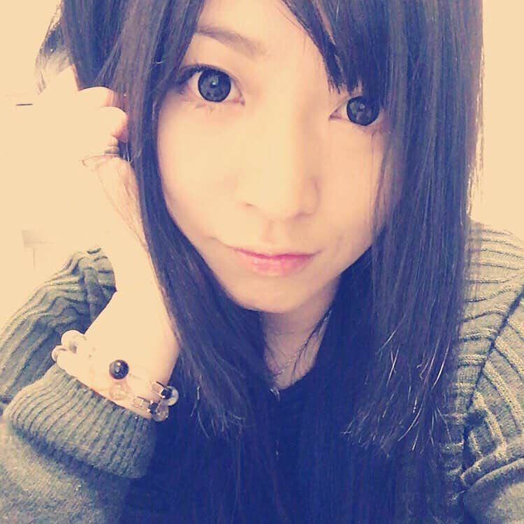 鈴華ゆう子のインスタグラム：「今日だけいつもと反対の分け目。 I changed a forelock only today.」