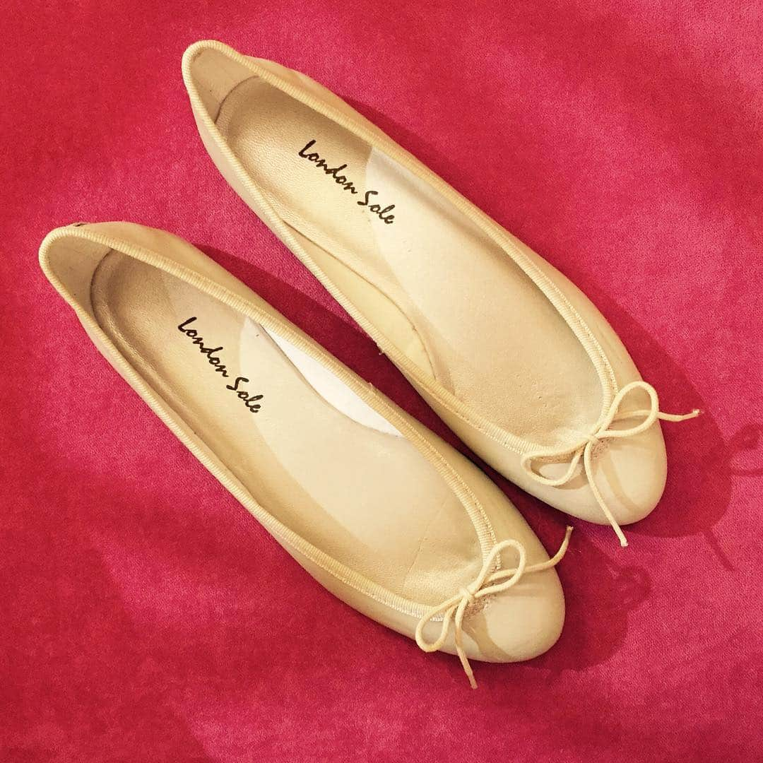 ロンドンソールのインスタグラム：「Our most popular flat...India!! An elegant low vamp in a beautiful beige leather, perfect for day or night! #availablenow #bestseller 💖」