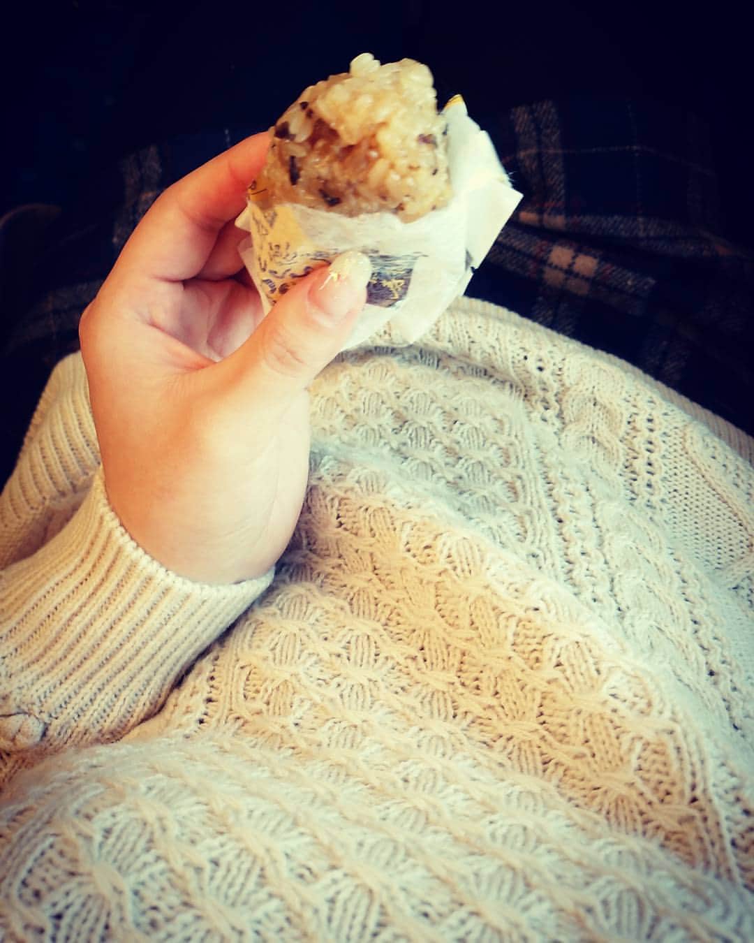 星野ナミのインスタグラム：「モチモチおこわ食べながら名古屋向かっております🚄💕 #オハヨウゴザイマス」