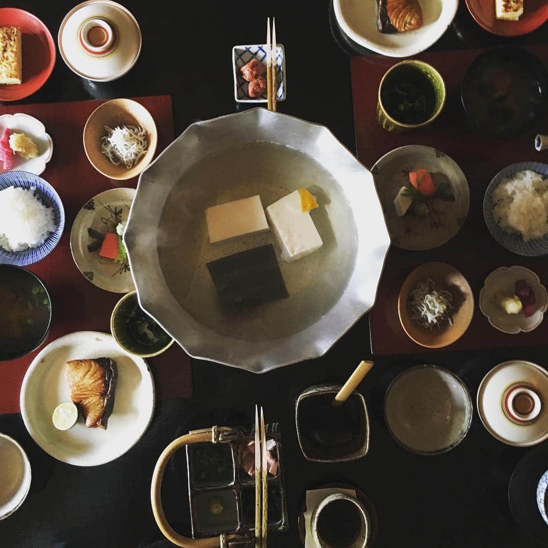 志摩有子さんのインスタグラム写真 - (志摩有子Instagram)「いつもながら端正な朝食。炊きたてのミルキークィーンが甘い。器の使い方も勉強になる。 #朝食 #湯河原 #定宿 #大人のおままごと」2月13日 9時38分 - ariko418