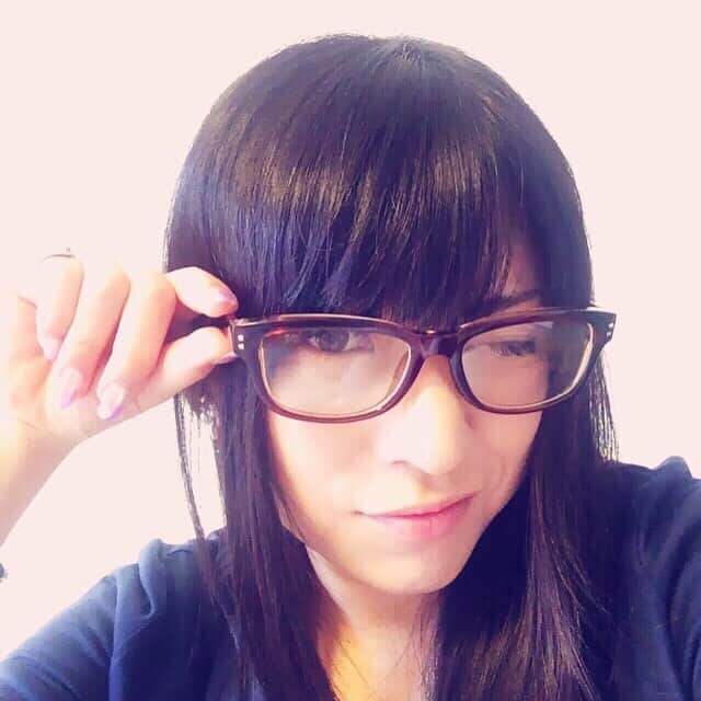 鈴華ゆう子のインスタグラム：「メガネっ子。気合入るぜー I wear glasses.I am fired up!」