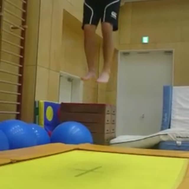 本村直樹のインスタグラム：「今日のトランポリンNG集 183cm、88kgの本村が 30kgぐらいのりさちゃんに突っ込む。  #トランポリン同好会 #あわや大惨事 #でも無傷#さすが体専 #紗葉ちゃん爆笑#さすが体専  #その後本物現る」