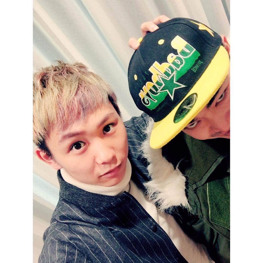 須賀健太のインスタグラム：「髪の毛かんりょうっ！！！ 今日誕生日の加藤さんも来てくださいました  #赤と青も毛先に入れたよ。 #また有吉反省会呼ばれそうな髪色  #ホッキ貝色って加藤に言われた  #これからはかーりーに”ホッキ貝ヘアー”でってお願いしよう。」