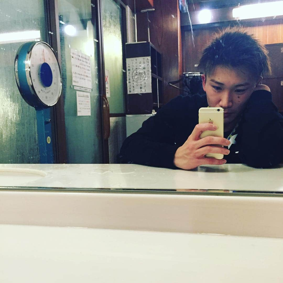 桃田賢斗さんのインスタグラム写真 - (桃田賢斗Instagram)「お風呂入ってまったり〜 気持ちよかった〜  お風呂上がりはやっぱ牛乳でしょ♫笑」2月13日 20時39分 - momota_kento