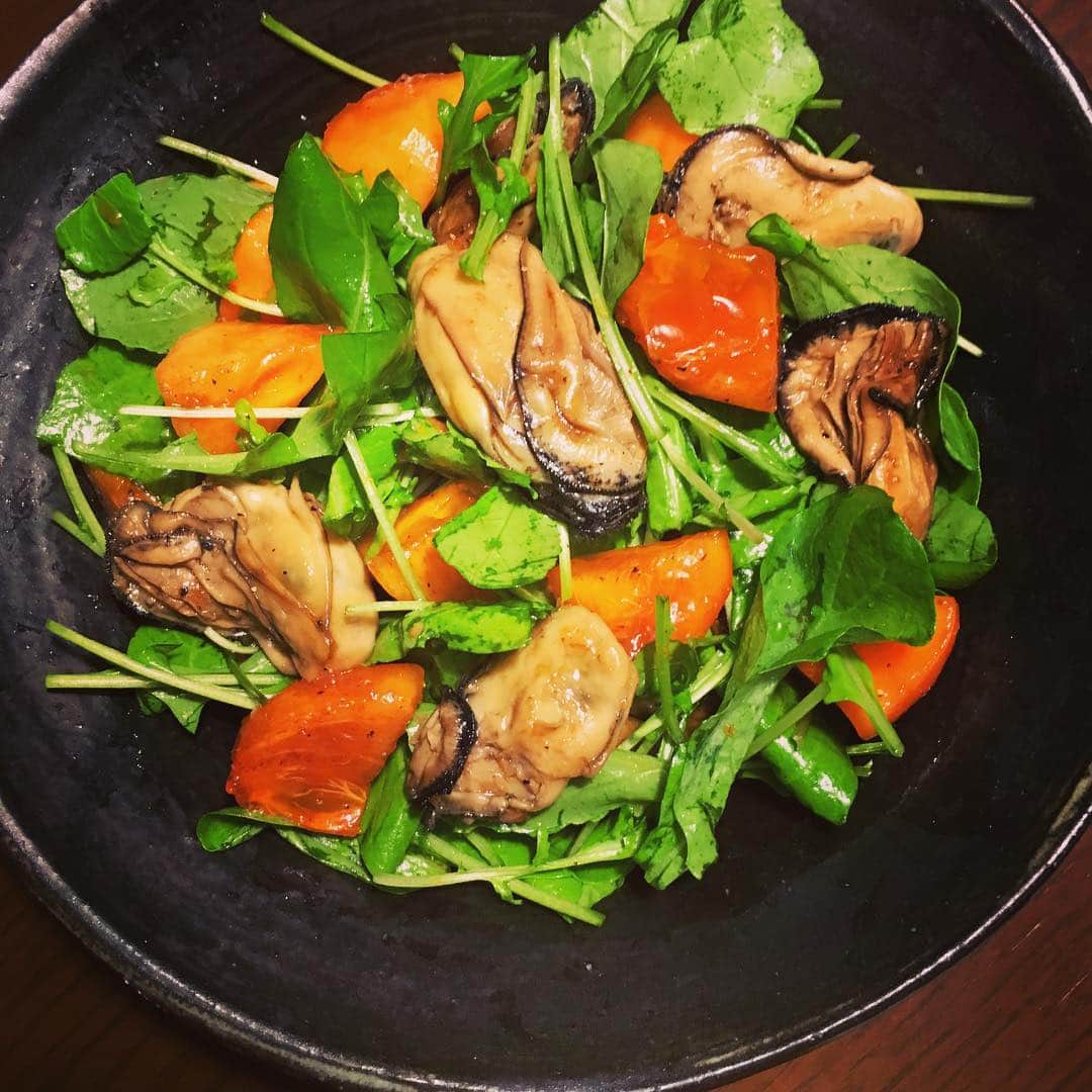 志摩有子さんのインスタグラム写真 - (志摩有子Instagram)「遊びまわってばかりいた今週。土曜日も仕事だった旦那さまにお疲れさまの晩ごはん。久しぶりに作った牡蠣のオイル漬けと柿とルッコラのサラダ。レシピは@yoochanpetite 先生の #ジャーサラダ より #晩ごはん #牡蠣 #牡蠣のオイル漬け」2月13日 21時22分 - ariko418