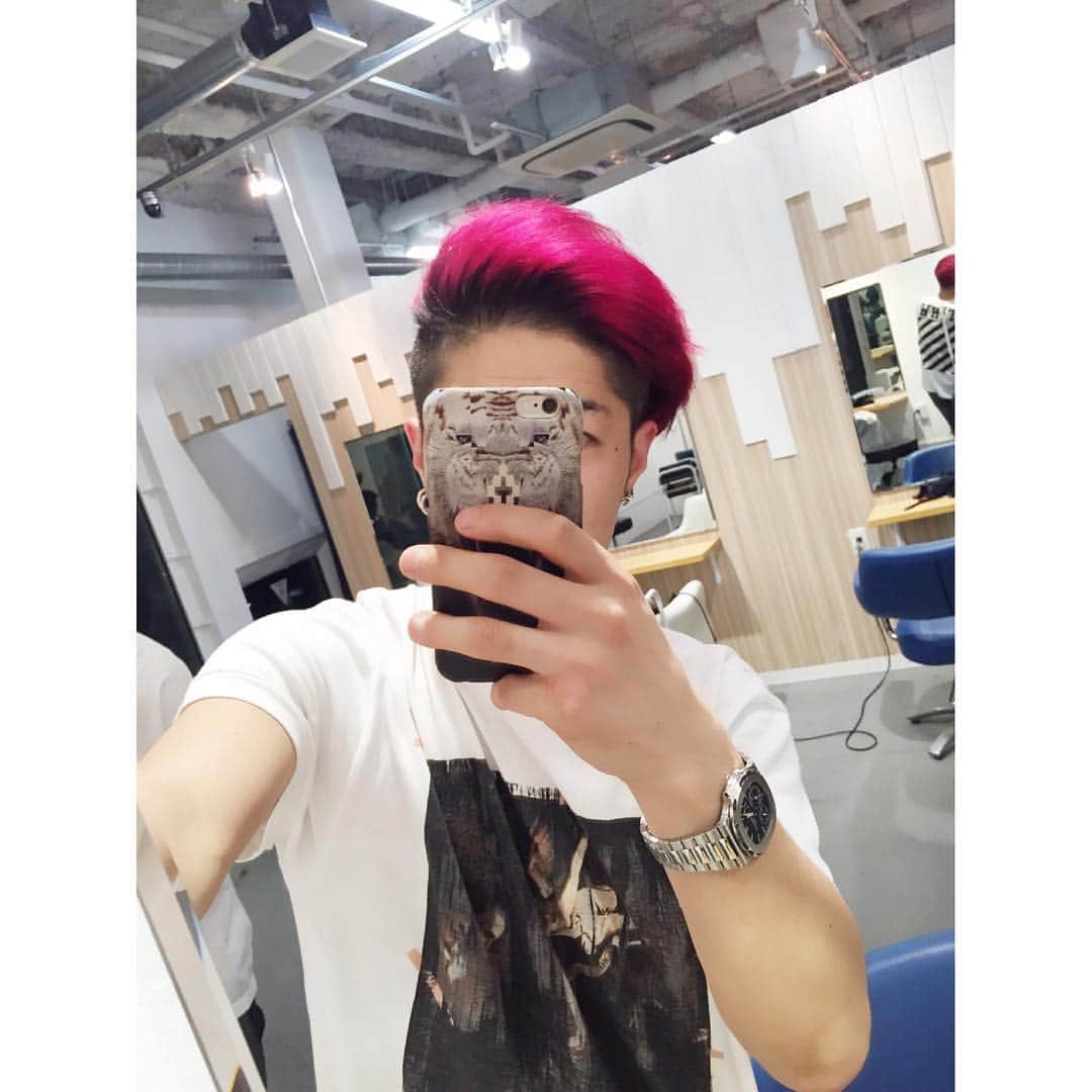 高木琢也さんのインスタグラム写真 - (高木琢也Instagram)「大阪のヘアショーに向けてピンクいれときやした😎  #ヘアカラー #ピンクスパイダー」2月13日 23時03分 - takagi_ocean
