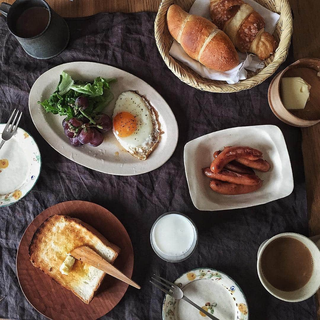 junkoのインスタグラム：「✳︎✳︎✳︎ うーんいい朝だ このあとに食べた林檎、陽光というらしい 陽光・・ようこう、と読むのかしら うむ、おいしい ちょっと待って、噛めば噛むほど用高が浮かぶ  いや、ほんとに、ようこう違いですから ほんとに、やめてくださいますか具志堅さん ですから爽やかな朝なんですってば。 まあいいや、出かける準備〜」