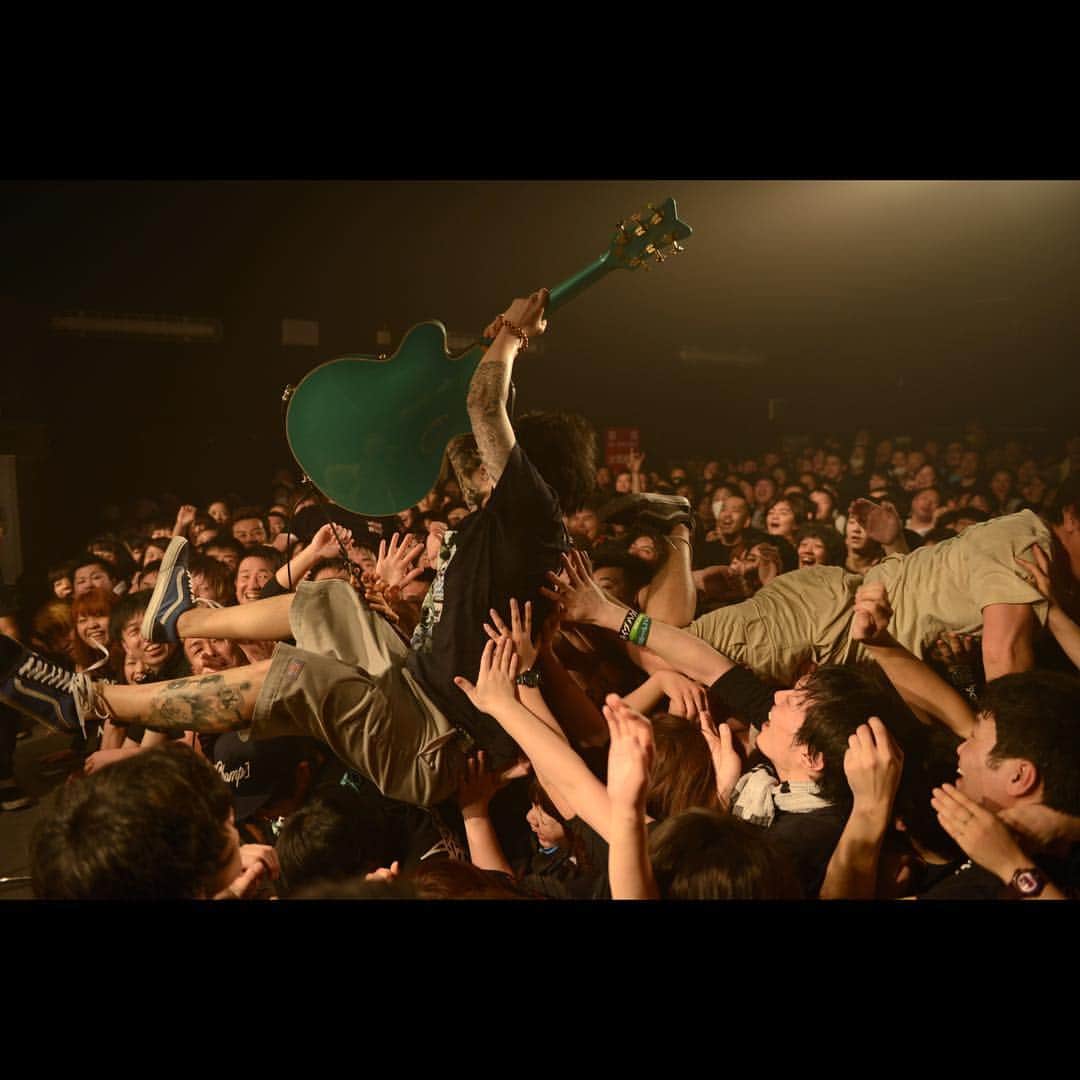 横山健さんのインスタグラム写真 - (横山健Instagram)「2016.2.11 Sentimental Trash Tour @ 浜松 窓枠 photo by Yasumasa Handa(Showcase) #TheKennyFalconJr #signaturemodel #guitar #もんげー #kenyokoyama  #gretsch #gretschguitars #pizzaofdeath #guitars @gretschguitars」2月14日 6時24分 - kenyokoyamaofficial
