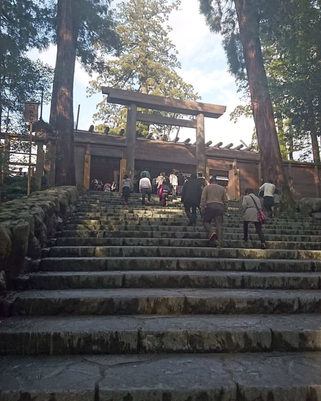 のインスタグラム：「遅くなりましたが、伊勢神宮参拝。  パワーいただきました。  #伊豆#三島#家 #新築#別荘 #平屋 #Bino #FREEQ」