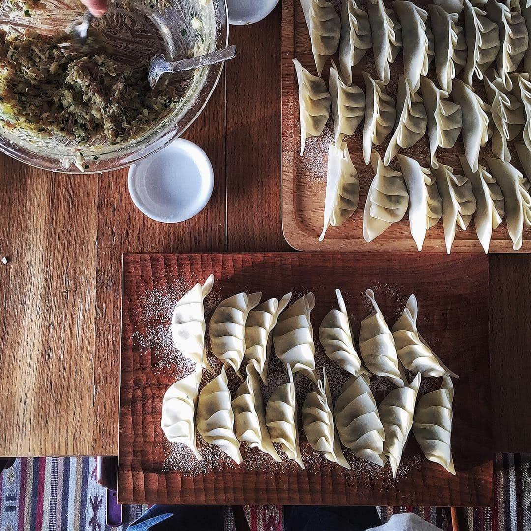 junkoのインスタグラム：「🍴 晩ごはんは餃子ですよー そんなことはどうでもよくて、最近オーブンの調子が悪い あたためスタート押したらバチッという まあまあ衝撃のあるバチッ音でですね、 昨日からはあたため中もバチッバチッというようになり マジで爆発する5秒前かもしれません 一昔前風にいうとMB5ですね とにかくあたためるのが恐怖の毎日なんですが、あたためないという選択肢がないゆえ、やはり買い替えるべき・・ですよね？ あたためるあたためる言い過ぎて、たまにあてゃてゃめると言ってしまう自分が嫌すぎるので、 やはり買い替えるとしよう。」