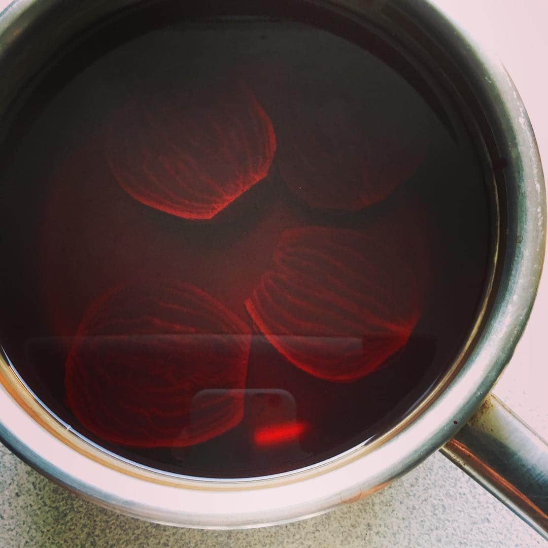 志摩有子さんのインスタグラム写真 - (志摩有子Instagram)「寒くないけど今夜はボルシチ。今夜の主役のビーツちゃん。水煮にしたらなんともいえない美しい色に。  #ビーツ #水煮 #台所仕事」2月14日 17時21分 - ariko418