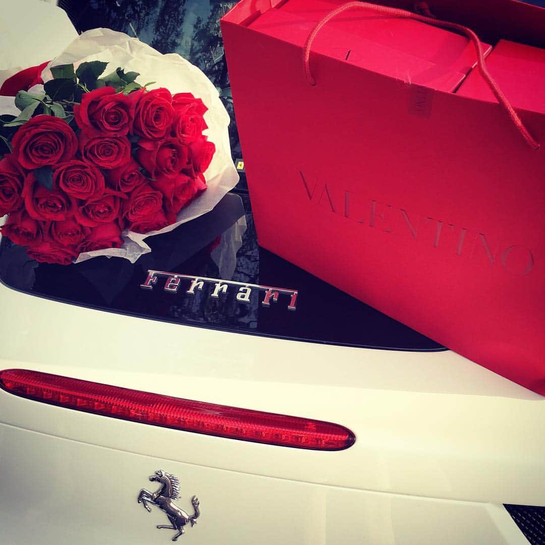 愛沢えみりさんのインスタグラム写真 - (愛沢えみりInstagram)「赤❤️可愛い❤️❤️❤️ love(♡´꒳`*)(*´꒳`♡) 夏用のサンダルだよ👡❤️また載せるね❤️ 日曜日はhappy❤️ 明日からまた頑張ろう〜〜っと🙈❤️ . #Valentino #shopping #shoes #happy 💏💓 #ferrari #フェラーリ 🏎❤️」2月14日 21時13分 - emiri_aizawa