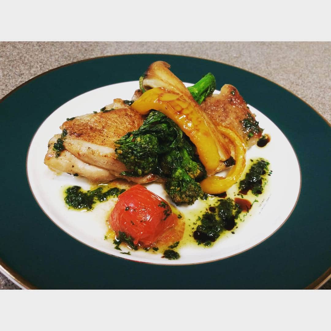 のインスタグラム：「今日のキッチンたつみ😋 🍴鶏肉と旬野菜のグリル 香草ソース  #キッチンたつみ  #キッチン #料理 #kitchen #cooking  #meat #chicken  #vegitable  #tomato  #herb #grill」