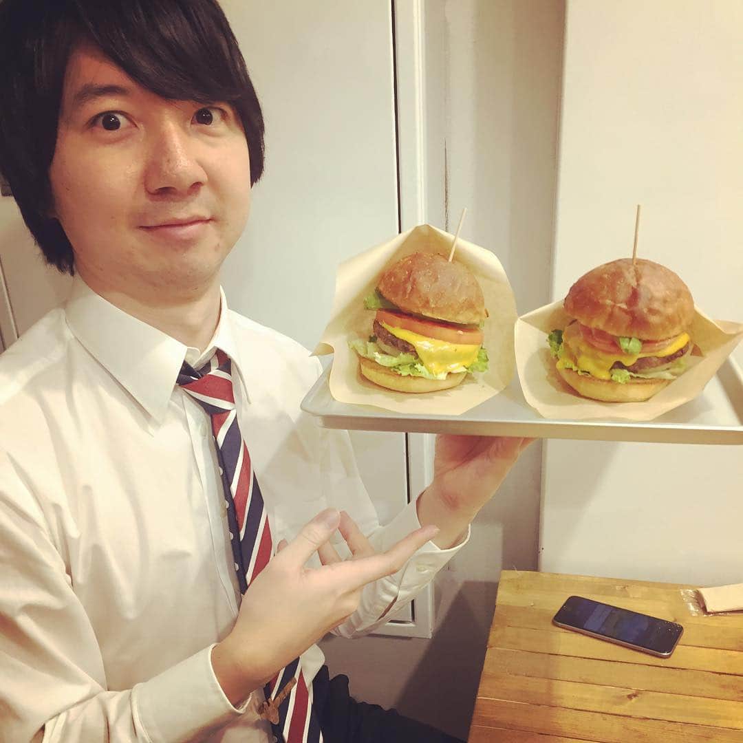 時椿サスケさんのインスタグラム写真 - (時椿サスケInstagram)「相ちゃんとハンバーガー2個！  #このハンバーガー1個1200円 #相ちゃんとタメ #芸歴は4つ上 #オリラジ世代 #新宿 #店員さんみんな外国人 #異空間な店 #ワァァァオ ‼︎」2月14日 22時34分 - zashiki_sasuke