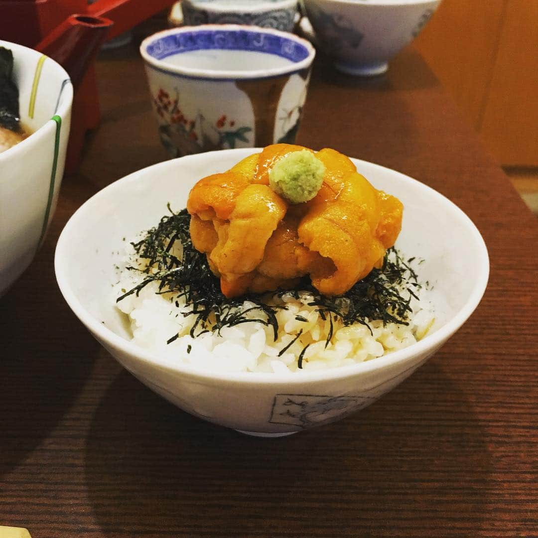 志摩有子さんのインスタグラム写真 - (志摩有子Instagram)「ウニごはんも食べてもーた。ただしシェアしました^^; 美味しすぎ。 #ロケごはん #ウニごはん #絶品 #贅沢 #美味しいのは当たり前」2月15日 15時02分 - ariko418
