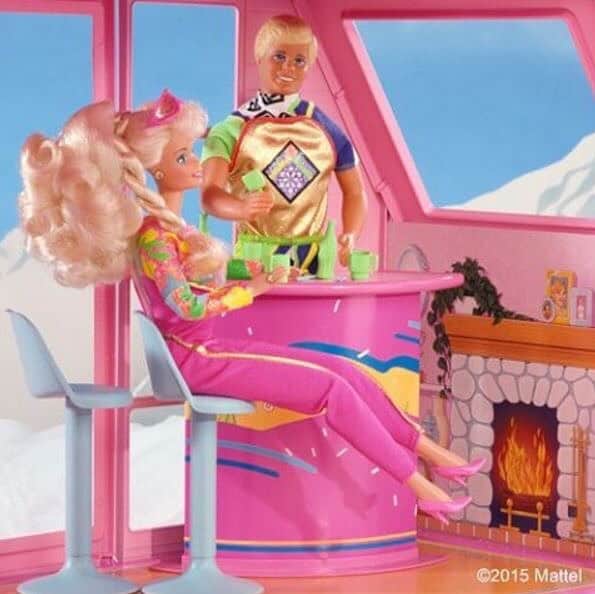 barbie.japanさんのインスタグラム写真 - (barbie.japanInstagram)「1991年、スキー場でホットココアを飲んでいます。おいしすぎておかわりしたの！皆さんはウィンタースポーツしたことありますか？ #barbie #todaysbarbie #fashion #instagood #バービー #今日のバービー #ファッション #tbf #ski #cocoa #sports #スキー」2月15日 11時42分 - barbie.japan