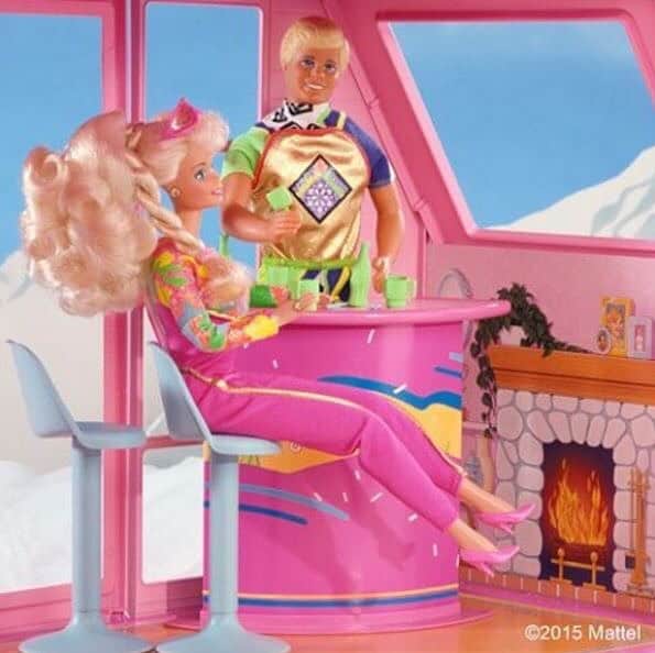 barbie.japanのインスタグラム：「1991年、スキー場でホットココアを飲んでいます。おいしすぎておかわりしたの！皆さんはウィンタースポーツしたことありますか？ #barbie #todaysbarbie #fashion #instagood #バービー #今日のバービー #ファッション #tbf #ski #cocoa #sports #スキー」