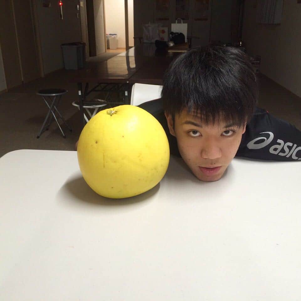 のインスタグラム：「熊本の5日間ありがとうございました。✨ #熊本県八代市 #田舎だったけど暖かいところでした❤ #写真は特産品の晩白柚！ #世界一大きい果実らしい😁 #中大一顔の大きい僕と並べてみました👍🏻」