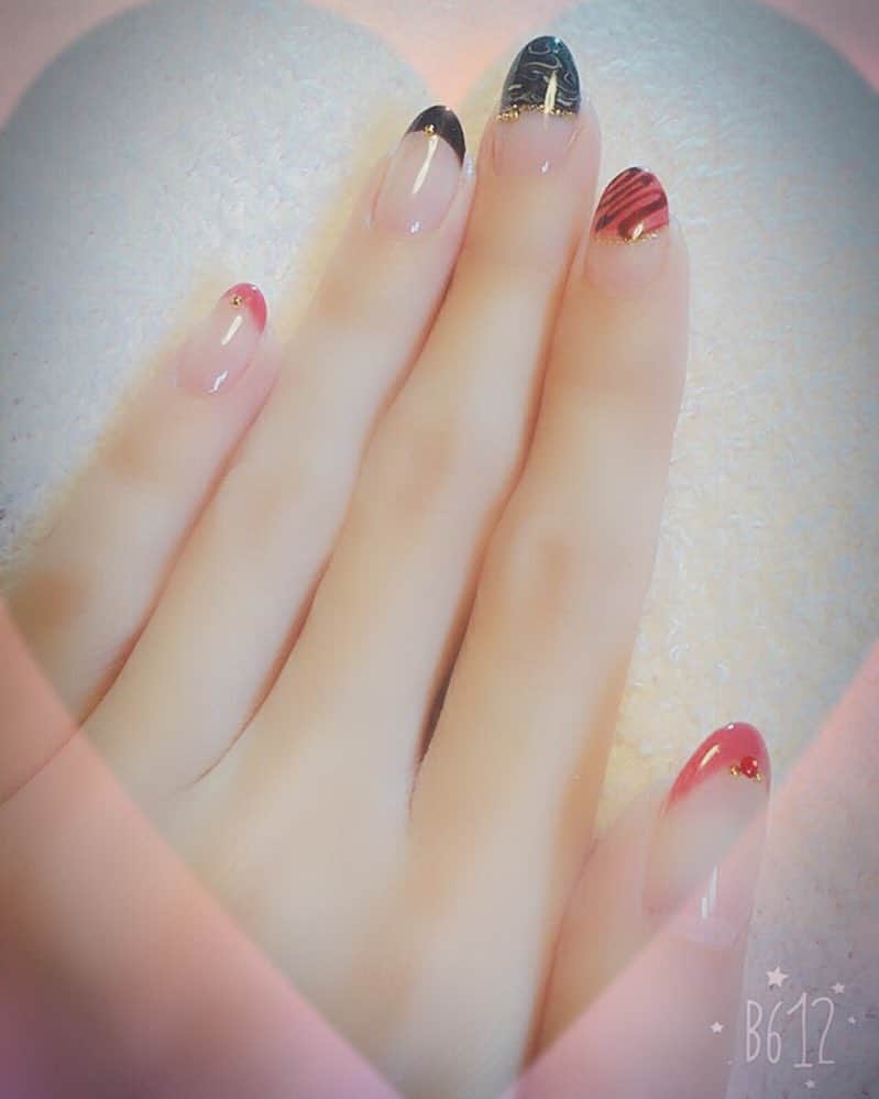 希志あいののインスタグラム：「今更ながら バレンタインネイル♡ #valentines #new #nail  #love #strawberry #chocolate」