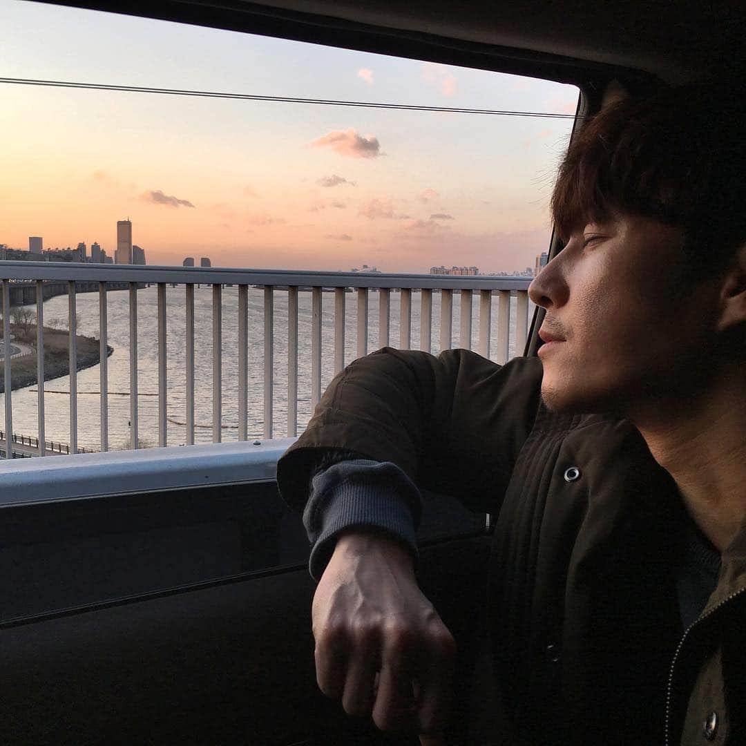 シム・ヒョンタクさんのインスタグラム写真 - (シム・ヒョンタクInstagram)「동작대교....난 그날을 잊지 못한다....1992년 홍수때....허리까지 물이 올라온 거리....그날 난 왜 동작대교를 건넜나....?동작대교 촬영중 생각에 잠기다~동작대교~아 춥다~ㅜㅜ p.s 급갑자기 생각난 유머....동작그만대교....아 춥다~ㅜㅜ  #심형탁 #심타쿠」2月15日 18時21分 - tak9988