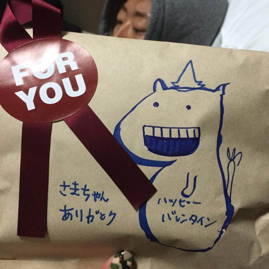 宮川紗麻亜さんのインスタグラム写真 - (宮川紗麻亜Instagram)「バレンタインデーはファンすぎょんと過ごしたの巻！笑 色々とセンキューだぜ、ファンすぎょん(^ ^)      #すぎょん #黄秀京 #宮川紗麻亜 #大学からの先輩後輩 #日本女子体育大学 #GSSサンビームス #ビーチバレー #アーティスティック #青い手 #手描き名人  #いつになったら服を着せてくれるのか #裸 #私は露出狂ではありません」2月15日 20時27分 - sunflower__summer