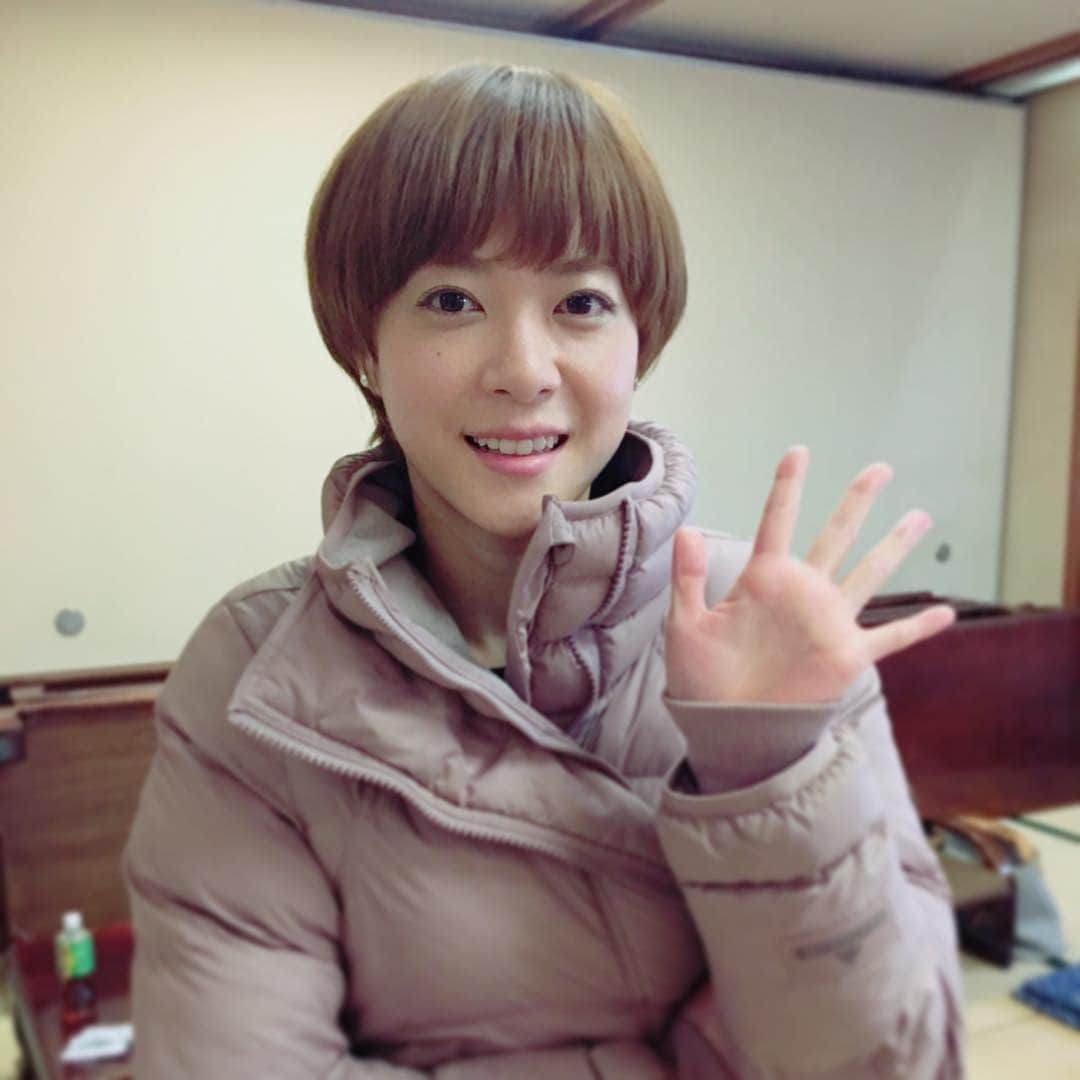 日曜劇場 家族ノカタチさんのインスタグラム写真 - (日曜劇場 家族ノカタチInstagram)「上野樹里さんオールアップです！ 上野さんは撮影を終え、寂しそうな様子で「ほんとに終わっちゃうの？」と。そして、「共演者の方とも仲良くなり豊かな時間を過ごせました。こんないいドラマはなかなか出会えないと思います」と語って頂きました。 #家族ノカタチ #上野樹里 #オールアップ」3月15日 22時47分 - kazokunokatachi