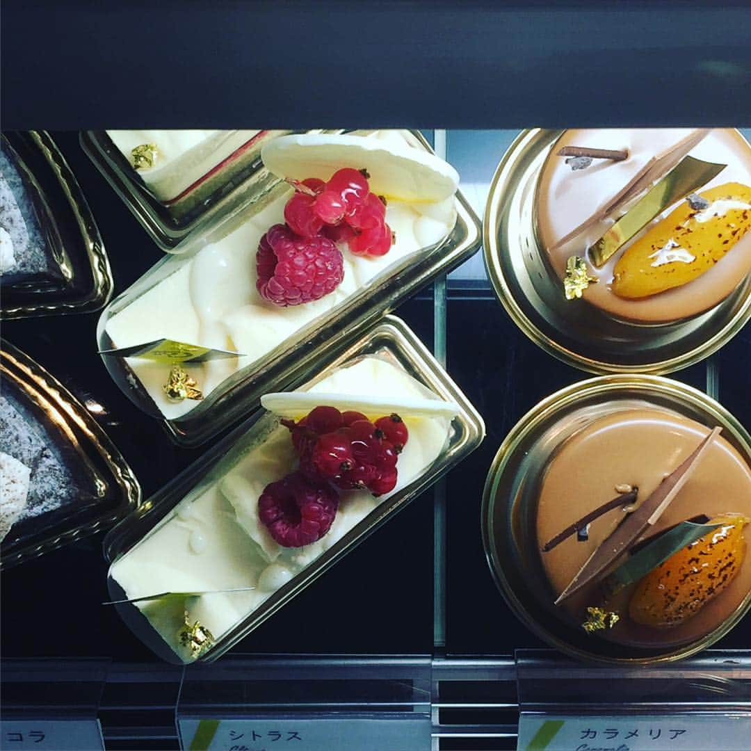 eguchikazuakiのインスタグラム：「上からデリーモケーキ。 今日は良い営業でした。寒い中たくさんのお客様にご来店頂きました、ありがとうございます‼︎ #delimmo #デリーモ  #cake#ケーキ #eguchikazuaki #江口和明 #上からケーキ #ケーキ食べたい #ホワイトデーのお返し」
