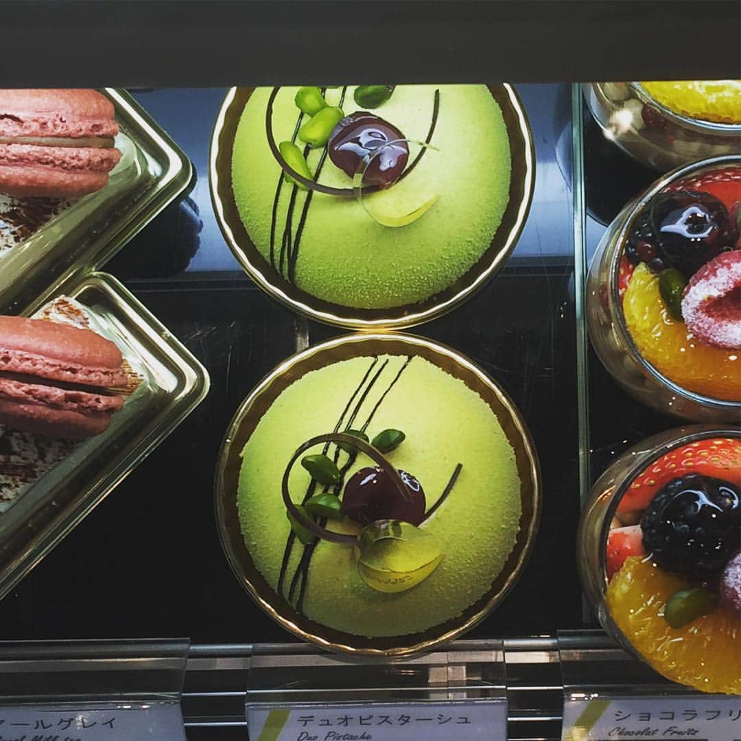 eguchikazuakiのインスタグラム：「上からデリーモケーキ② デュオピスターシュかなり美味しい、ピスタチオ好きならオススメ。  #delimmo #デリーモ #江口和明 #eguchikazuaki #ケーキ食べたい #ホワイトデーのお返し」