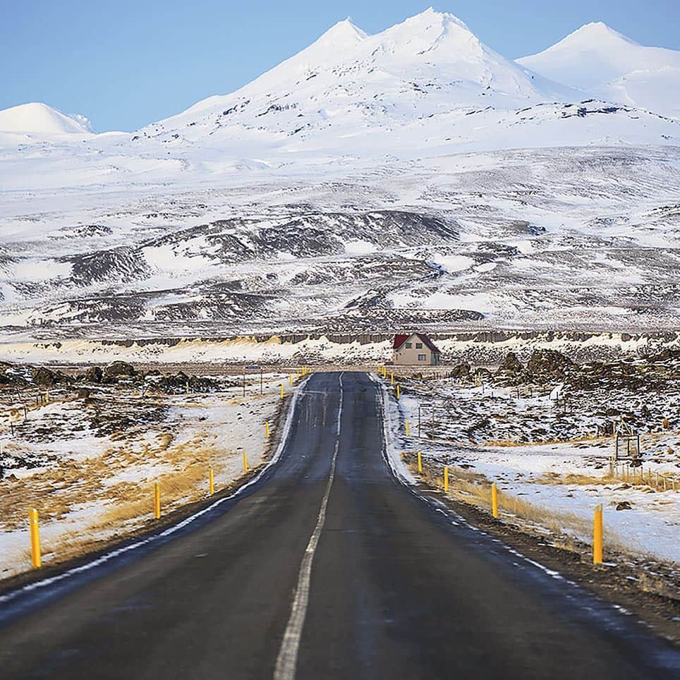 Pınar Budinのインスタグラム：「Mutlu cumalar!!😀 Happy Friday!! İşte öyle bir yol😁😄 Iceland」