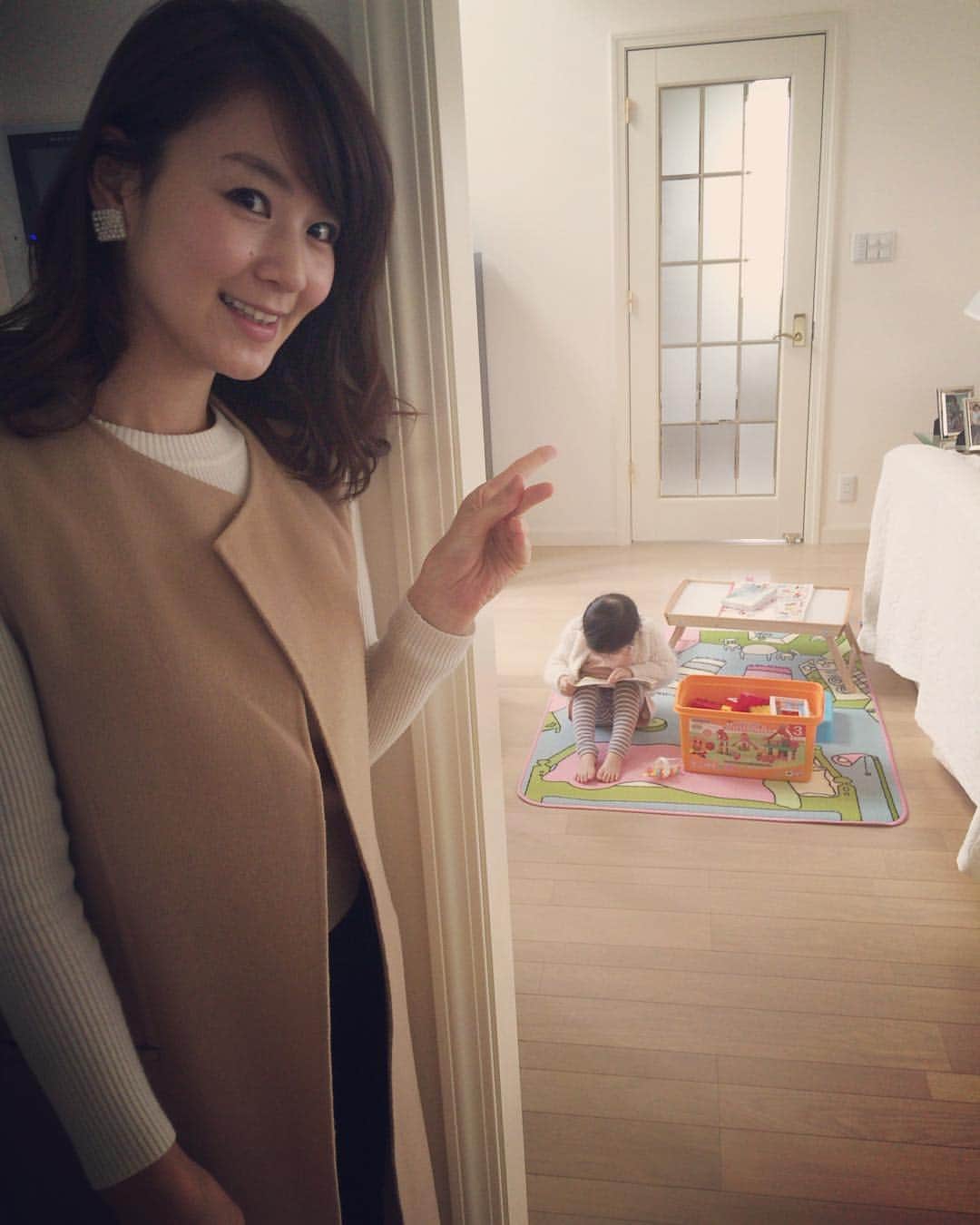 秋元玲奈さんのインスタグラム写真 - (秋元玲奈Instagram)「姪っ子、しばらく目を離してたら真剣に説明書読んで頷いてるー😆 #絶対分かっていないのに #何に頷いているんだ #2歳 #姪っ子 #LEGO好き」3月12日 15時21分 - rena_akimoto