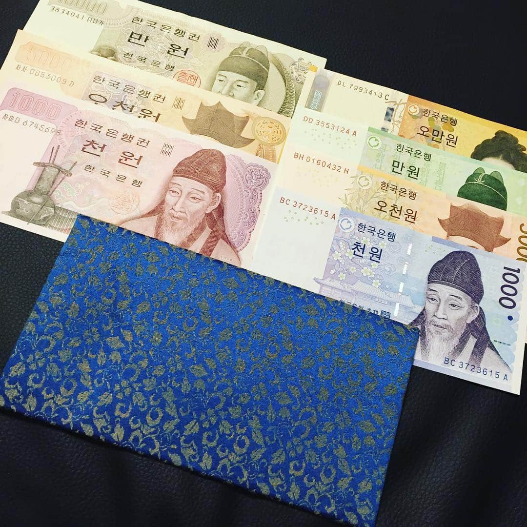 松岡ちなのインスタグラム：「#韓国 の #紙幣 #もろた🙌 #外国 の #紙幣集め が #地味 に #趣味 なのです💸 #ありがとう💞 #ぴょ🐤」
