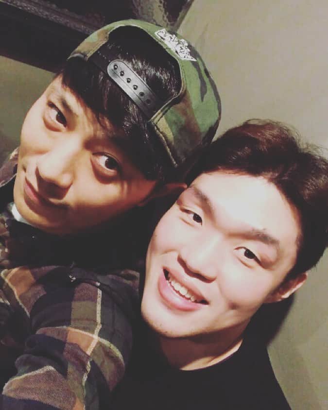 チン・グのインスタグラム：「결승진출 기념!!! #고양오리온스#이승현 선수!!! 내 동생과 축하중!!!#진구」