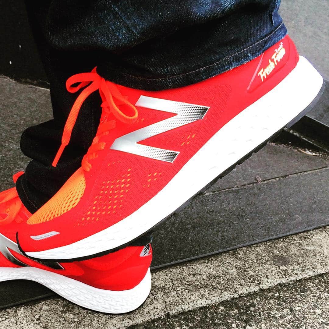 のインスタグラム：「ニューバランス FRESH FOAM 1080/ZANTE です。JOG用に買ったのだけど、ニューバランスを買うのは大学生ぶりかも？  ニューバランスの良いところは、モデル毎に足幅がどれくらいか、踵からつま先の差を表示しているところ。 このモデルは足幅狭い人向けのDラスト、高低差低めの4mmドロップになっています。 サブ4クラスのシューズですが、ジョグにちょうど良さそうです。  #FRESHFOAM #1080 #ZANTE #ランニングシューズ #runningshoes  #NewBalance #4mmdrop」