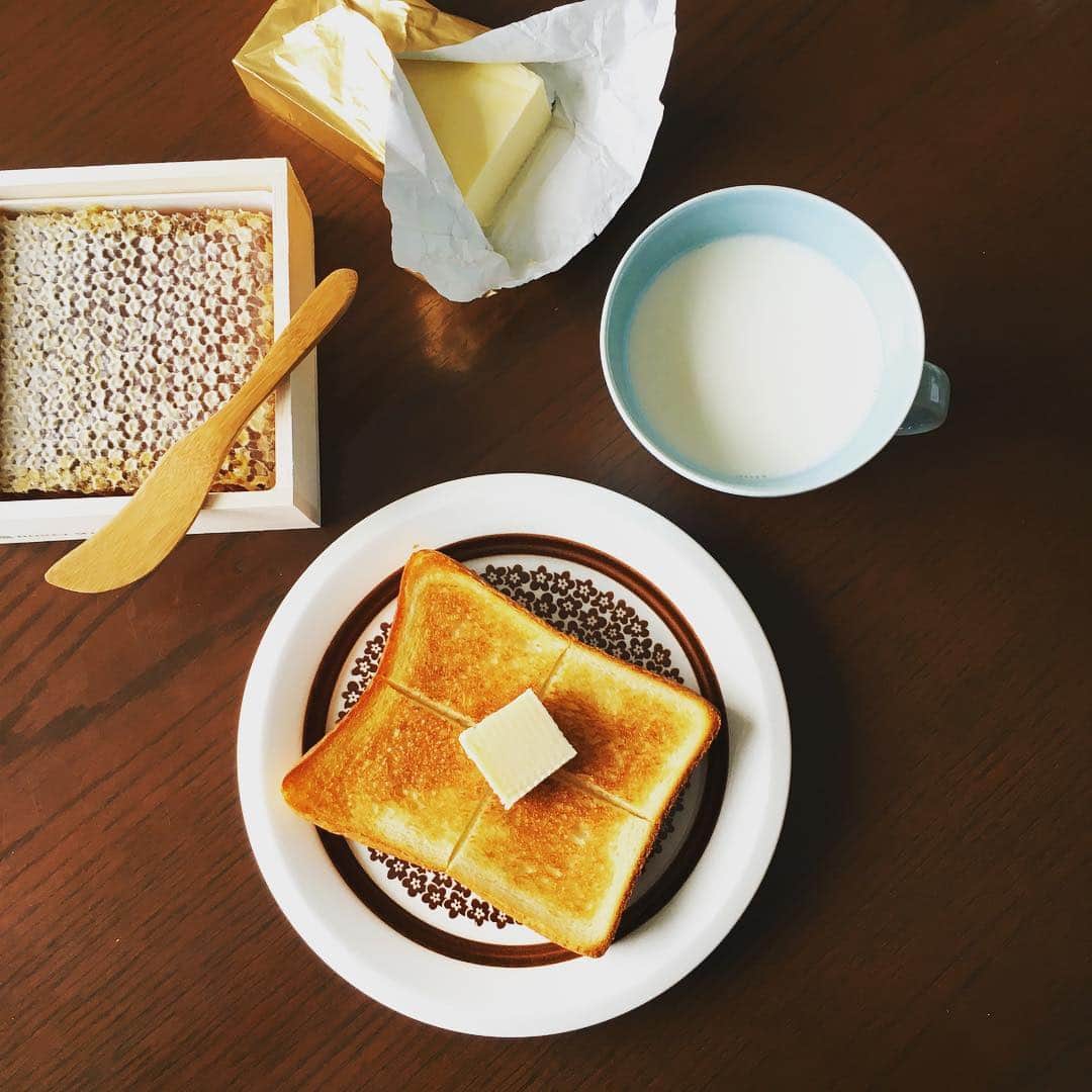 志摩有子さんのインスタグラム写真 - (志摩有子Instagram)「まずはバタートーストでシンプルに食す。お供はハニカムで。滑らかでクリームみたいに柔らかい‼︎ 味も言わずもがな。これ、どんどん食べちゃうかも。 #バタートースト #六花亭 #マルセイバタ」3月13日 9時12分 - ariko418