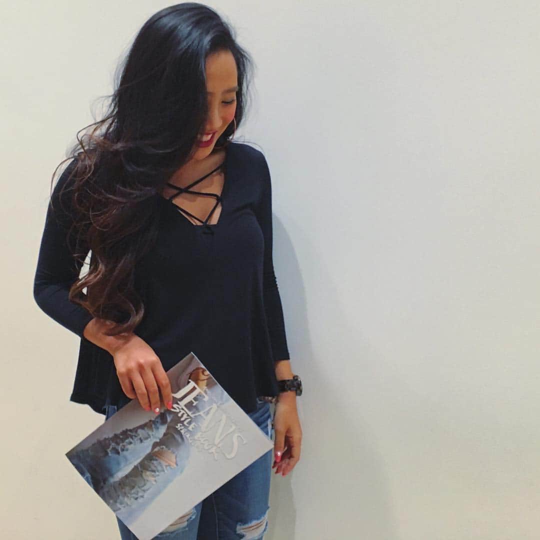American Eagle Japan staffsのインスタグラム：「aeostaff @___reilei はお気に入り のレースアップトップスを2色買い❣ 今ならTシャツ&Polo組み合わせ自由で2点目半額💗 これも対象商品だよ〜☺️🌴 . “JEANS STYLE BOOK SPRING”が完成したよー👖 お得なスペシャルクーポンもついてるから 是非全国の店頭でチェックしてみてねー🙋🏽❣ . #americaneagle #americaneaglejp #aeojp #aeostyle #aeojeans  #aeorep #ootd #outfit #jeans #fashion #stylebook #spring」