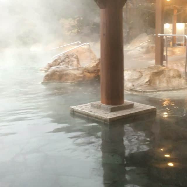 のインスタグラム：「Calm morning bath all by myself! 露天風呂一人占め#露天風呂 #onsen #湯布院 #yufuin」